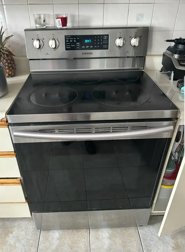 Four ( Samsung)   Frigidaire (Samsung)   Matelas grandeur (king)