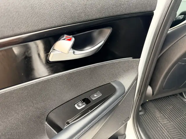 2017 Kia Sorento SX 3.3L AWD - Photo 23
