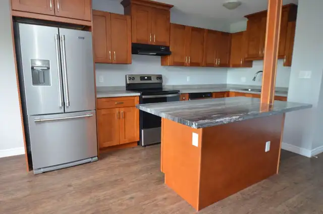 RENOED 2-BED w Balcony Avail Apr - 315 Glendale - Photo 2