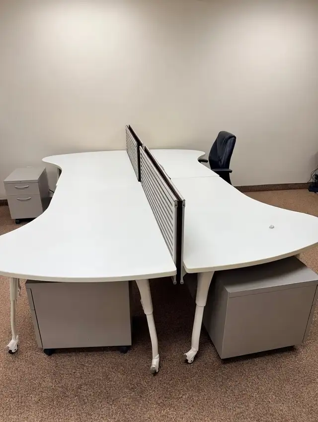 Desks/ L-Shape 42x60' workstations with drawer / Privacy panels - Photo 2