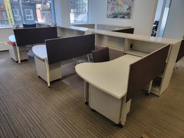 Desks/ L-Shape 42x60' workstations with drawer / Privacy panels - Photo 4