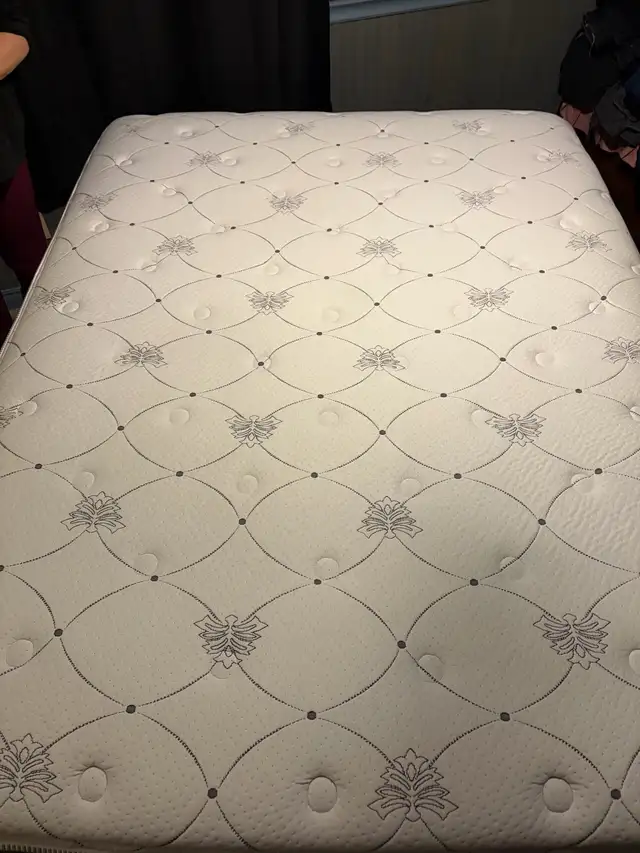 queen mattress - Photo 2