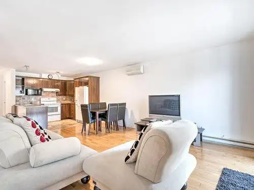 Large 4 1/2 Apt near Angrignon with private entrance for Rent - Photo 2