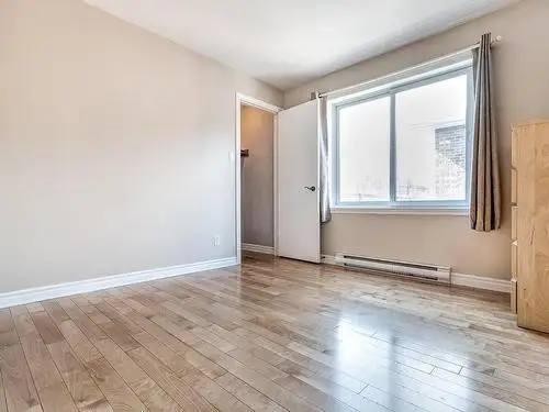 Large 4 1/2 Apt near Angrignon with private entrance for Rent - Photo 4