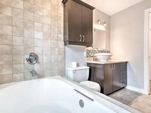 Large 4 1/2 Apt near Angrignon with private entrance for Rent - Photo 9