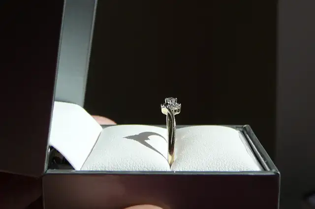 BAGUE OR 10 K. ( 2 tons ) sertie de 10 PTS , Diamants Canadiens