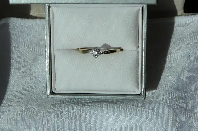 BAGUE OR 10 K. ( 2 tons ) sertie de 10 PTS , Diamants Canadiens - Photo 3