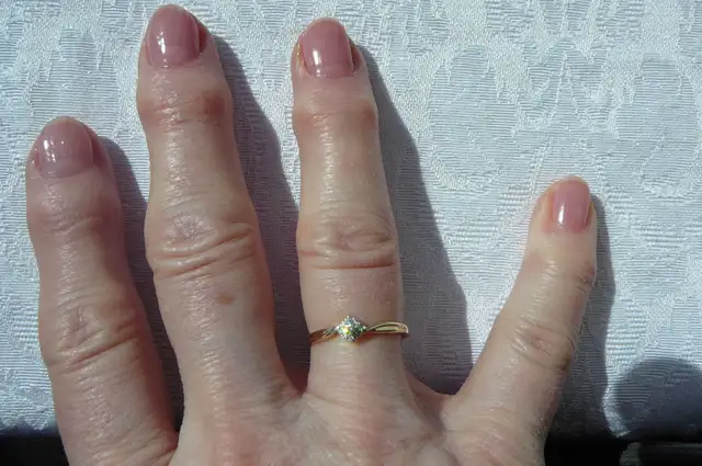 BAGUE OR 10 K. ( 2 tons ) sertie de 10 PTS , Diamants Canadiens - Photo 4