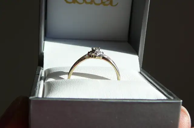 BAGUE OR 10 K. ( 2 tons ) sertie de 10 PTS , Diamants Canadiens - Photo 6