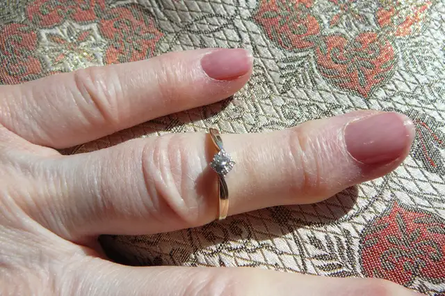 BAGUE OR 10 K. ( 2 tons ) sertie de 10 PTS , Diamants Canadiens - Photo 7