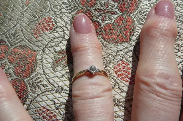 BAGUE OR 10 K. ( 2 tons ) sertie de 10 PTS , Diamants Canadiens - Photo 8