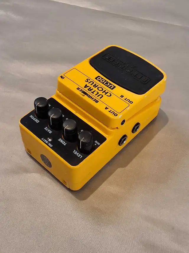 Behringer Ultra Chorus UC100 Pedal - Photo 2