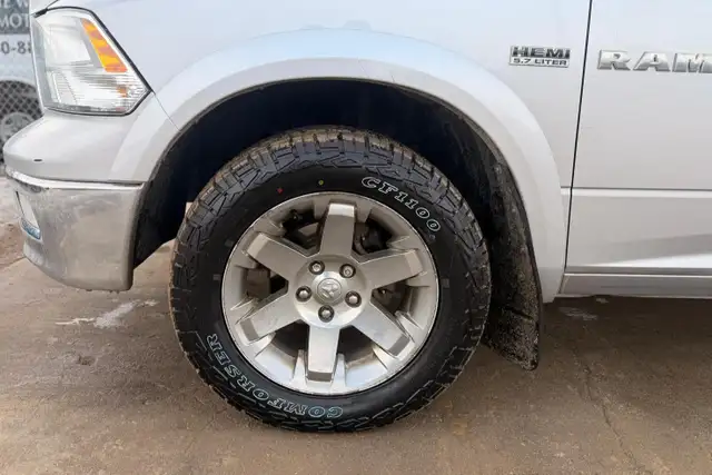 2012 Ram 1500 Laramie HEMI Crew Cab  5.7L V8 - Photo 4