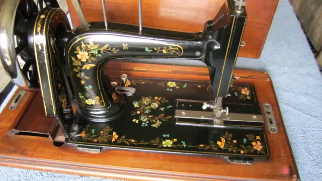 FABULOUS 1901 HAND CRANK SEWING MACHINE MOTHER OF PEARL INLAY