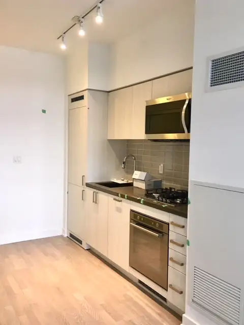 BATHURST & ST CLAIR: Charming Studio Condo For Rent Toronto - Photo 3