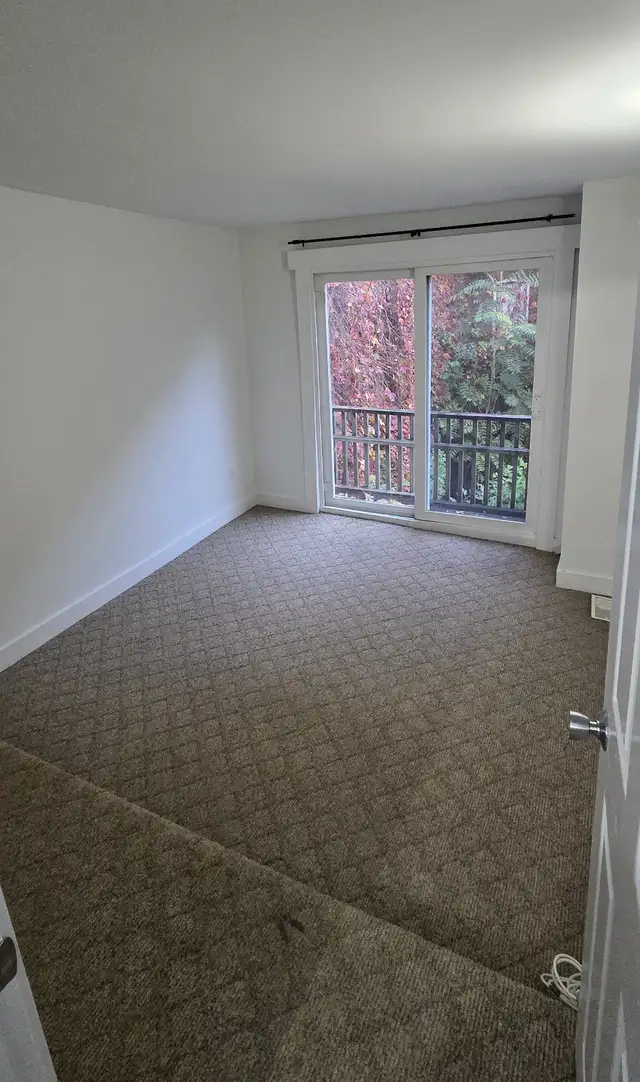 2 BEDROOM WALK-UP UNIT WITH BALCONY – DOWNTOWN EAST - Photo 4