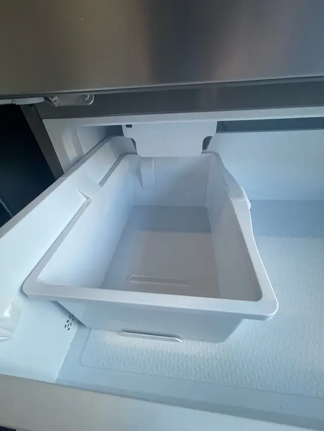 NEW 36" Hisense Water & Ice Counter Depth French Door Fridge - Photo 7