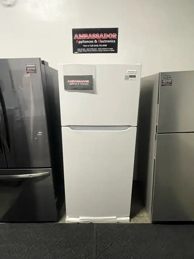 NEW 30" Frigidaire Top Freezer Fridge (18 Cu.Ft)