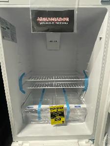 NEW 30" Frigidaire Top Freezer Fridge (18 Cu.Ft) - Photo 5