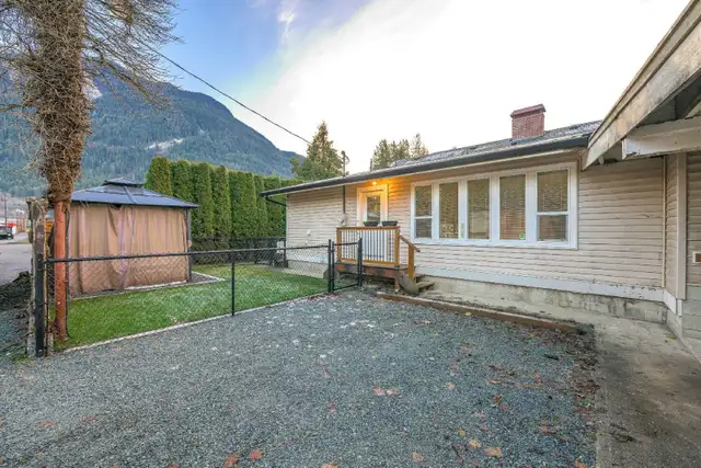 For Rent beautiful 2bedroom in Hope BC - Photo 2