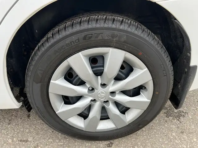 2015 Toyota Corolla LE - Photo 32