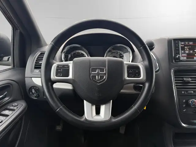 2017 Dodge Grand Caravan SXT | CLEAN CARFAX | BACK-UP CAM | BIG - Photo 15