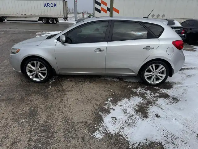 2011 Kia Forte5 SX, LEATHER, LOW KMS, CERTIFIED - Photo 2