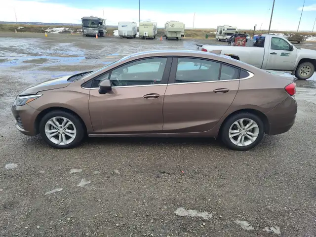 2019 Chevrolet Cruze - Photo 2