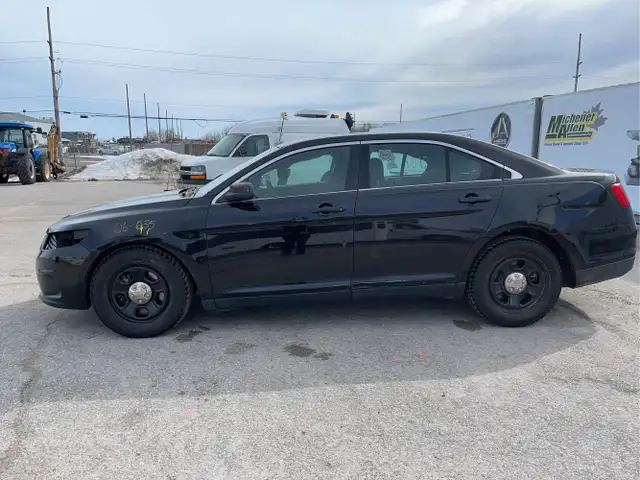 2017 Ford Taurus - Photo 2