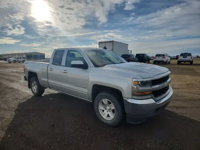 2018 Chevrolet Silverado 1500 - Photo 2
