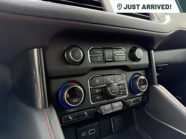2024 Chevrolet Suburban RST 4WD | Heated Seats & Steering - Photo 7