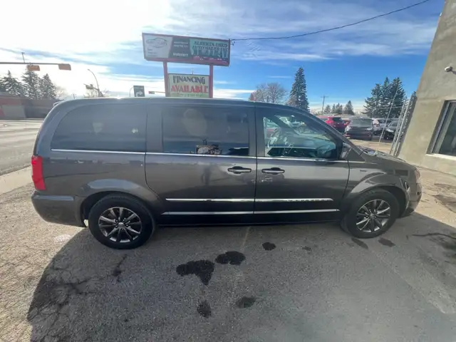 2015 Chrysler Town & Country S - Photo 4