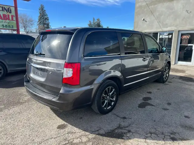 2015 Chrysler Town & Country S - Photo 5