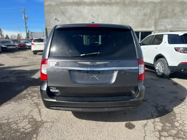 2015 Chrysler Town & Country S - Photo 6