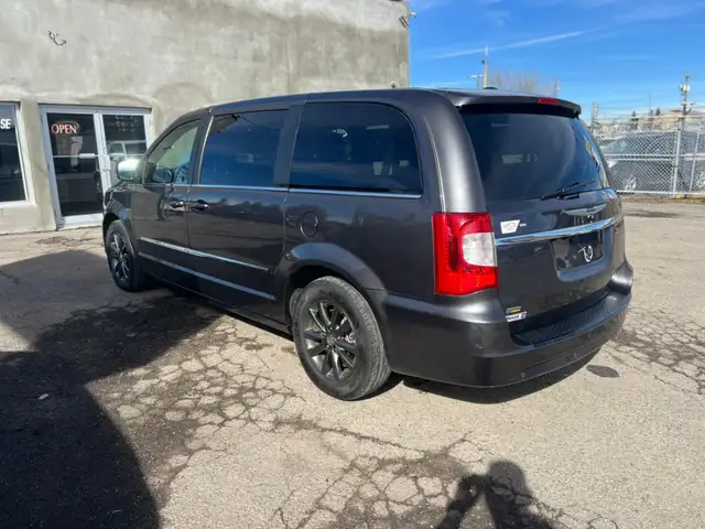 2015 Chrysler Town & Country S - Photo 7