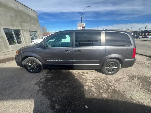 2015 Chrysler Town & Country S - Photo 8