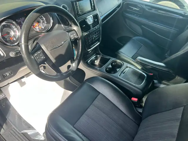 2015 Chrysler Town & Country S - Photo 9