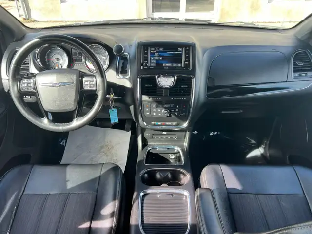 2015 Chrysler Town & Country S - Photo 10