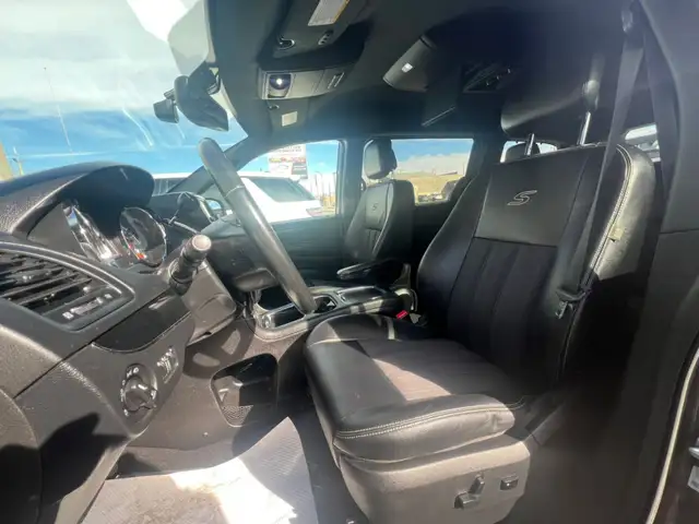 2015 Chrysler Town & Country S - Photo 11