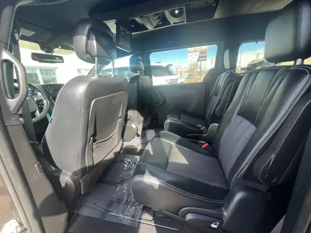 2015 Chrysler Town & Country S - Photo 15