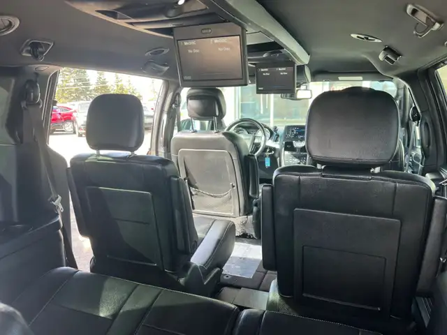 2015 Chrysler Town & Country S - Photo 16