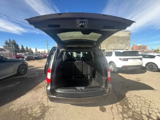 2015 Chrysler Town & Country S - Photo 17