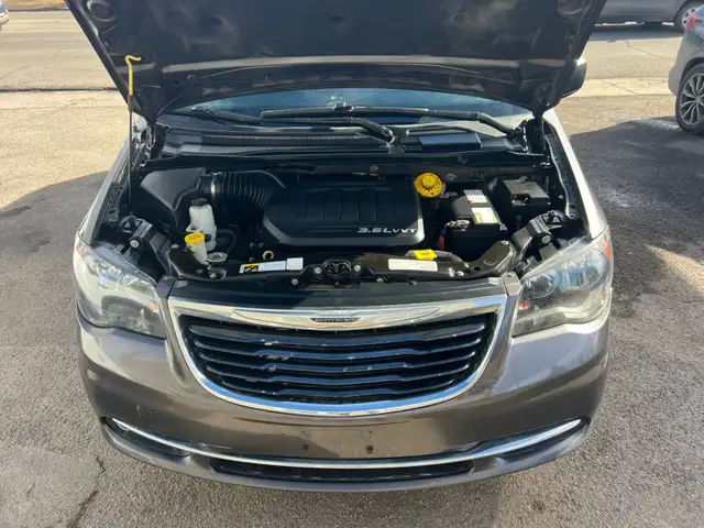 2015 Chrysler Town & Country S - Photo 19