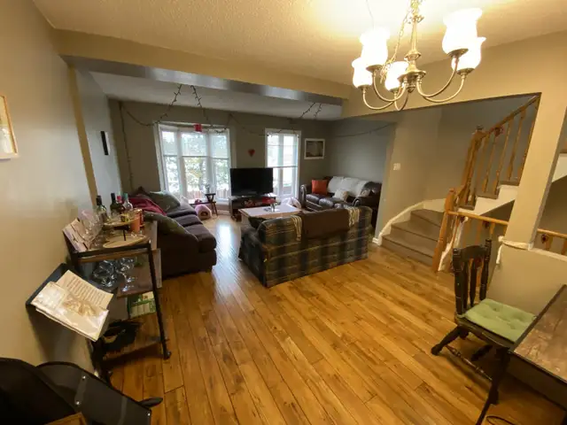 For Rent Town house 4 rooms great for students - Photo 2