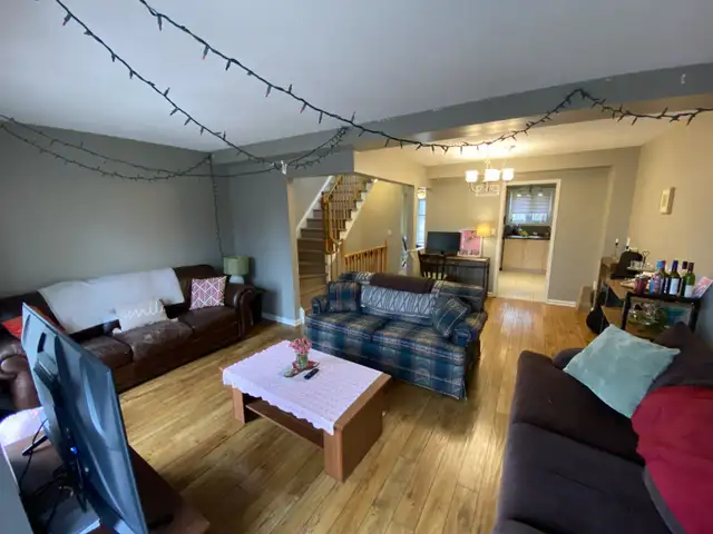 For Rent Town house 4 rooms great for students - Photo 3