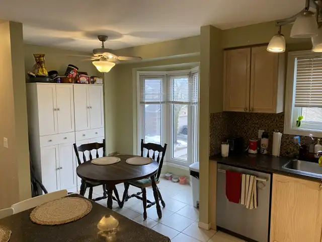 For Rent Town house 4 rooms great for students - Photo 5