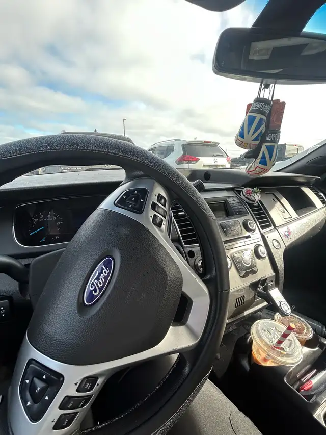 2014 Ford Taurus - Photo 2