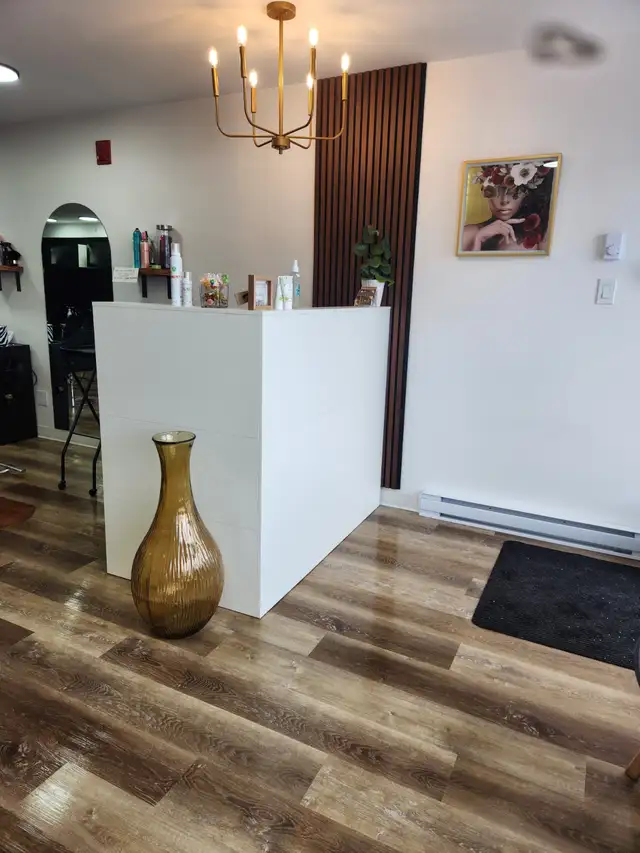 2 hairstylist chair rentals available - Photo 2