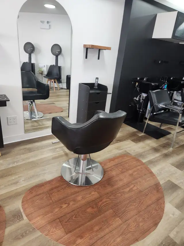 2 hairstylist chair rentals available - Photo 3