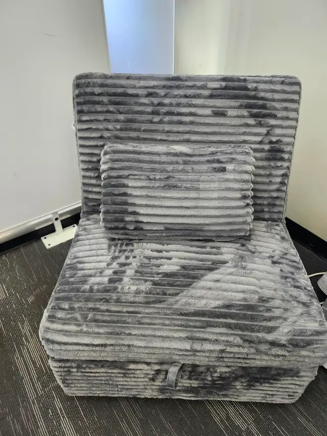 Kings Chair W/Pullout Bed - CASH SALE